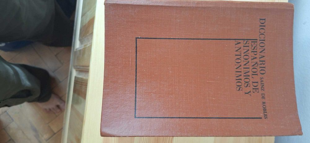 Испански синонимен и антонимен речник 1150 страници