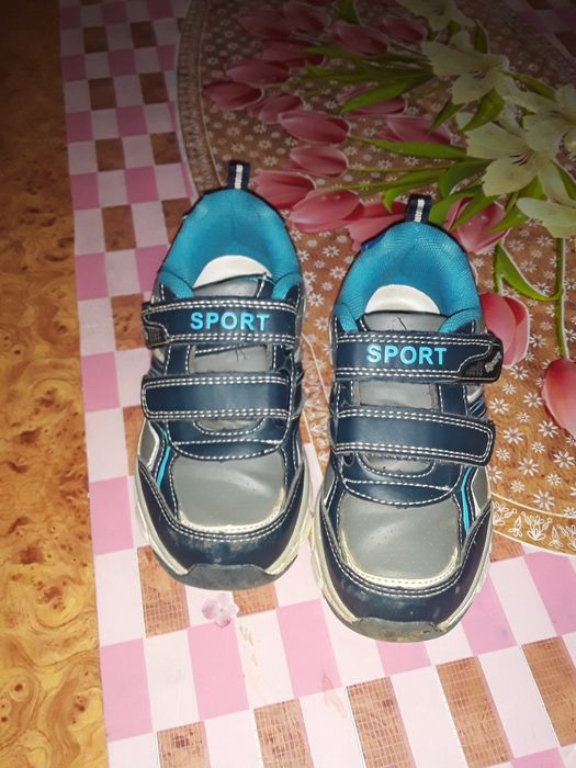 Продам кроссовки 28