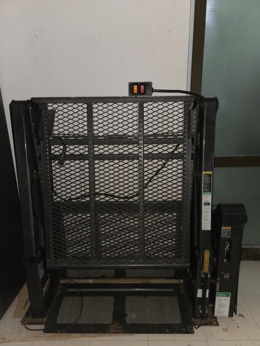 Lift auto electric  pt  persoane cu dizabilități