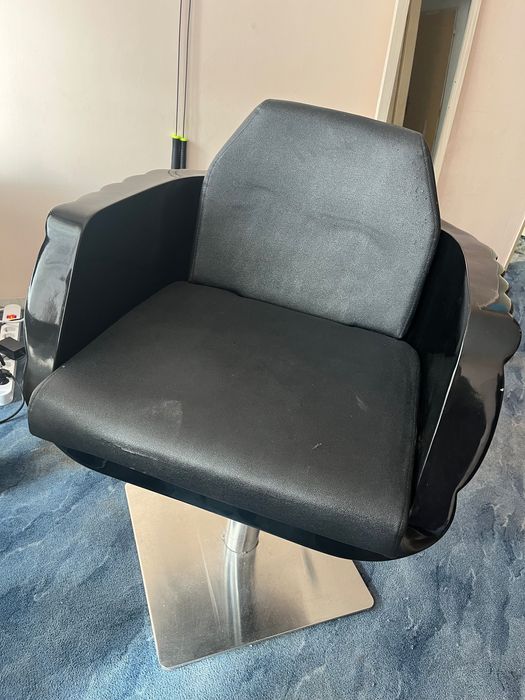 Фризьорски стол с механизъм за регулиране на височината