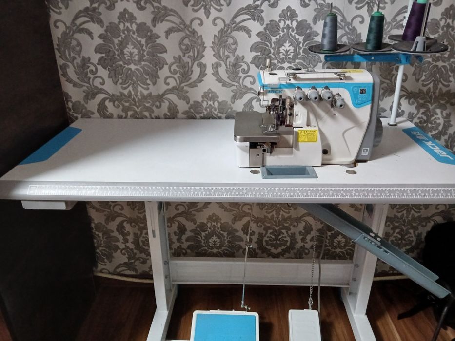 Продаётся Jack E4s оверлок. Б/у