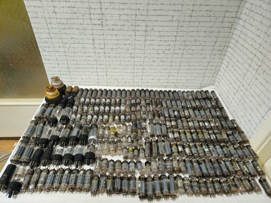 Лот: над 210 броя електронни лампи.
