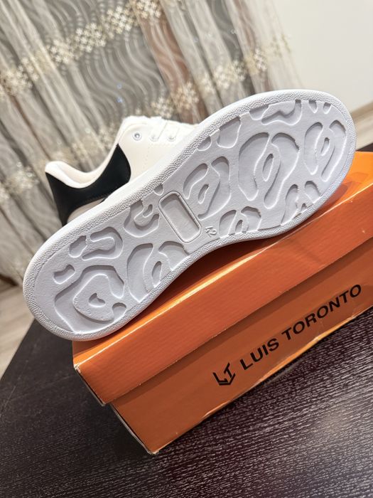 Бели черни кецове