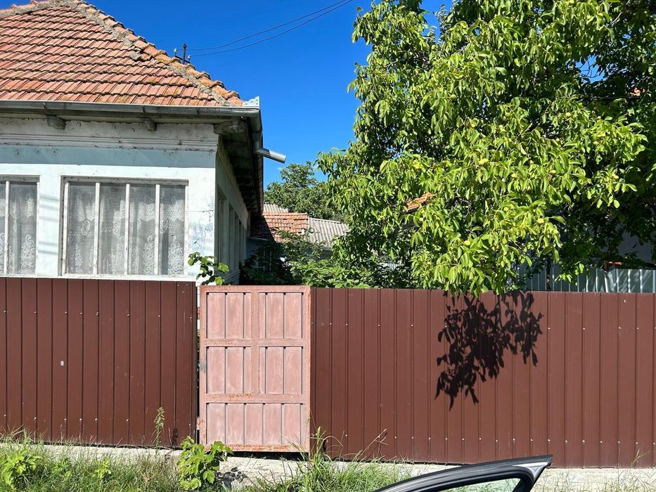 Teren 1126 mp cu casă – Târgu Trotuș – acces drum – 16.500 €