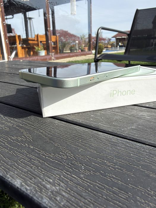 Iphone 15 green