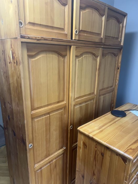 Гардероб / скрин / нощни скафчета от естествено дърво