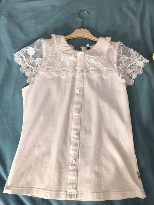 Школьная белая блузка.