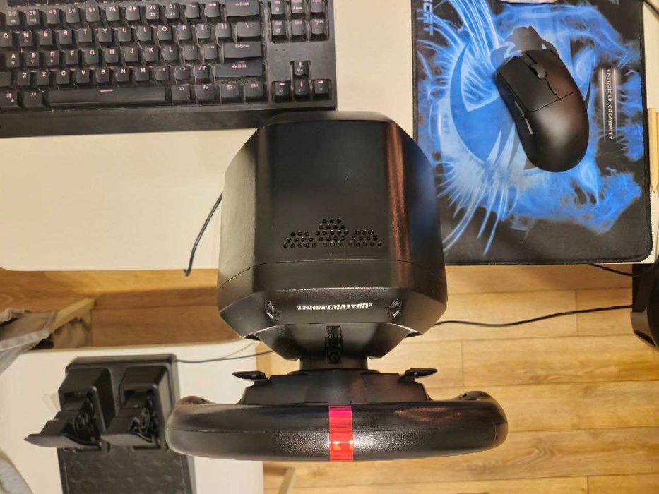 Волан Thrustmaster T128 с педали в перфектно състоятние (PC и XBOX)
