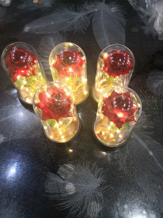 Светеща роза в стъкленица