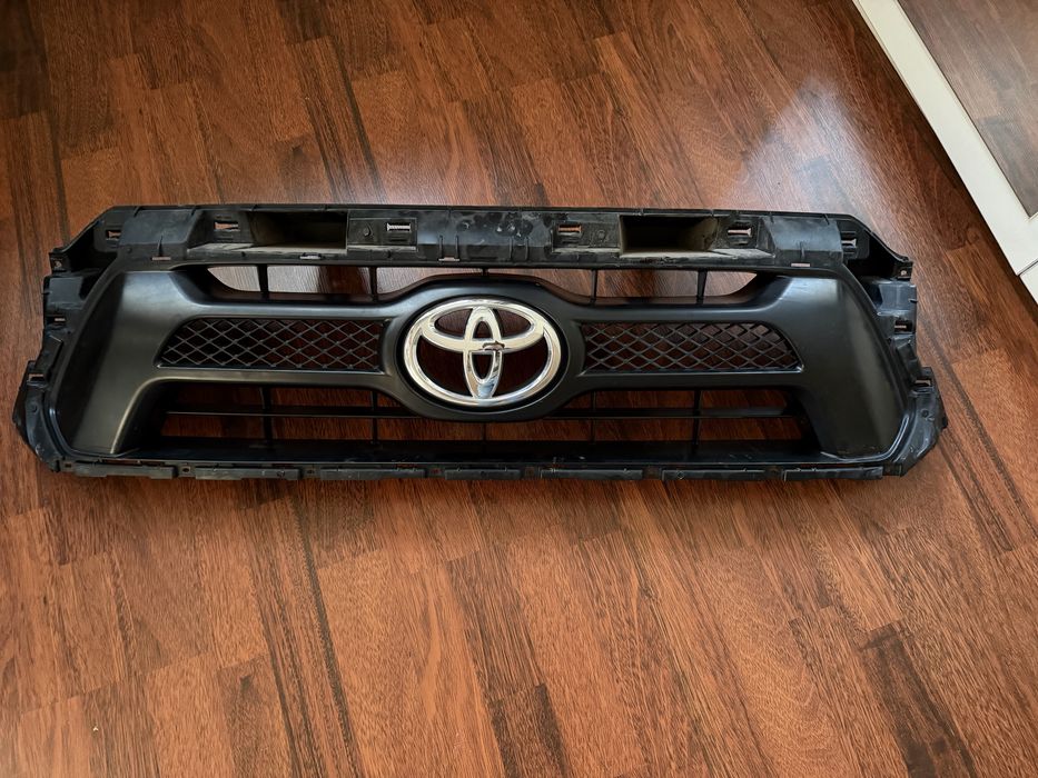 Продам решетку радиатора Toyota Tacoma