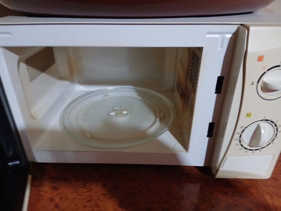 Cuptor microunde funcțional!