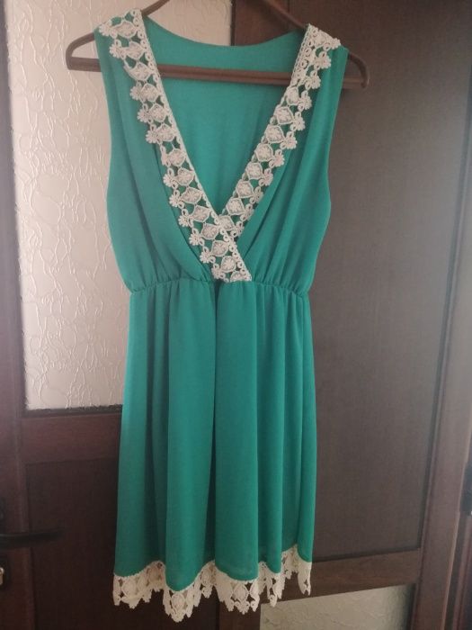 Свежа лятна рокля с дантела
