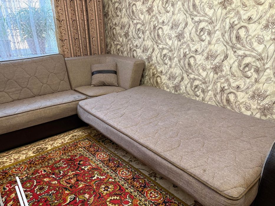 Диван угловой в хорошем состоянии