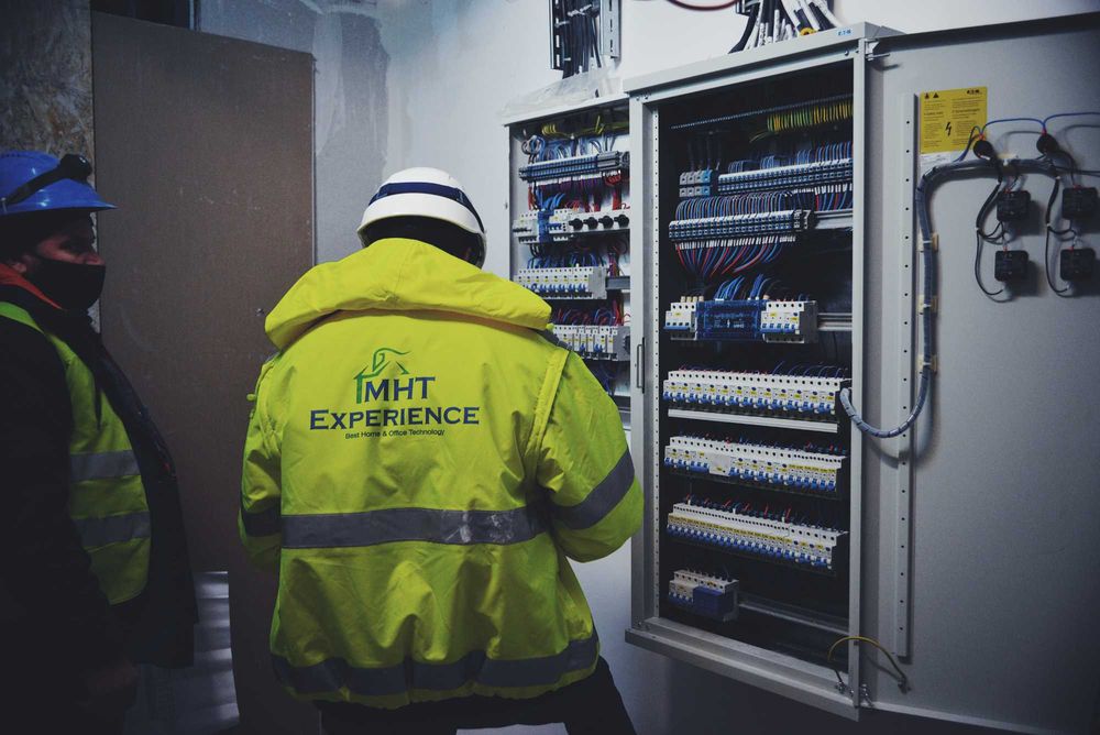 Electrician in constructii