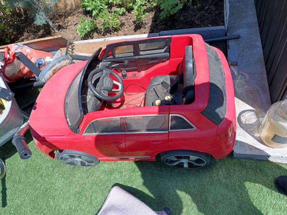 Mașinuță Audi roșie