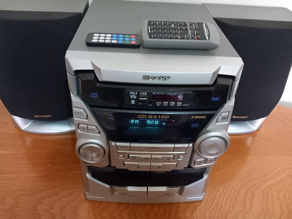 Combina Sharp cu boxe oroginale și telecomanda