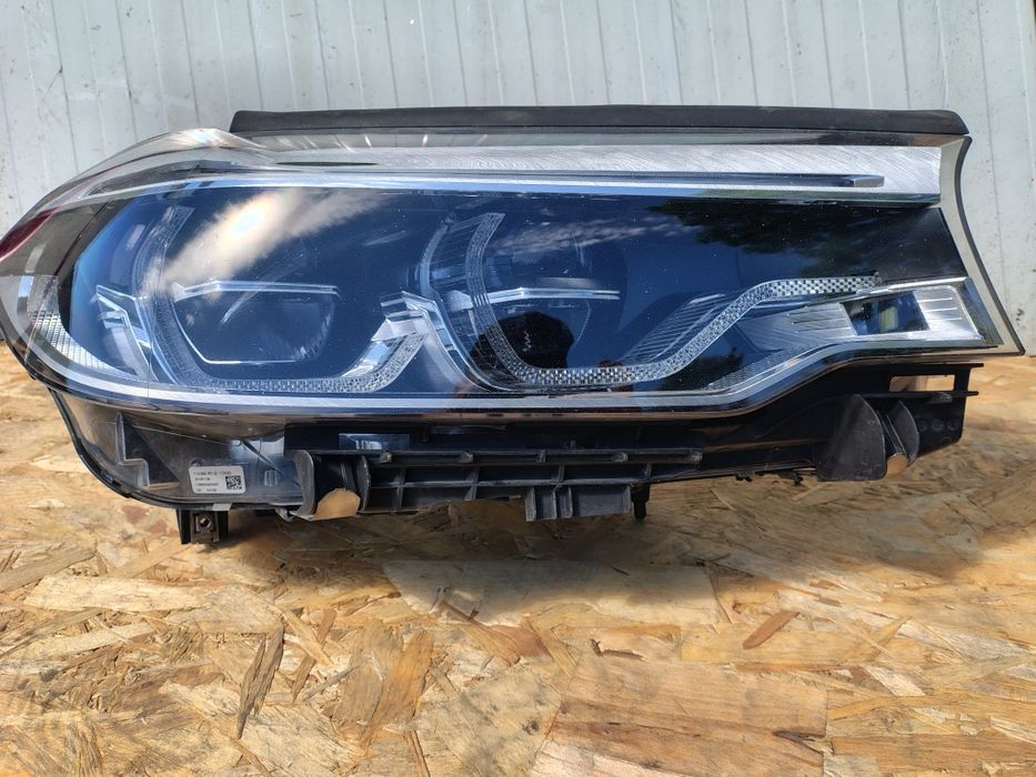 Vând far dreapta  BMW Seria 5 G30 (sau G31), compatibil cu modelele produse între 2017 și 2020.