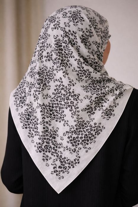 Женская одежда и платок