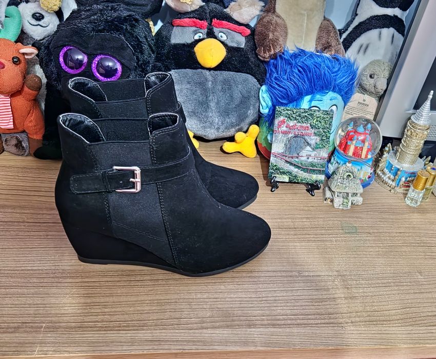 Ghete negre din imitație piele întoarsă, cu elastic ,fără fermoar,mări