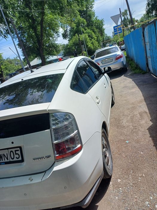 Тайота Приус  гибрид