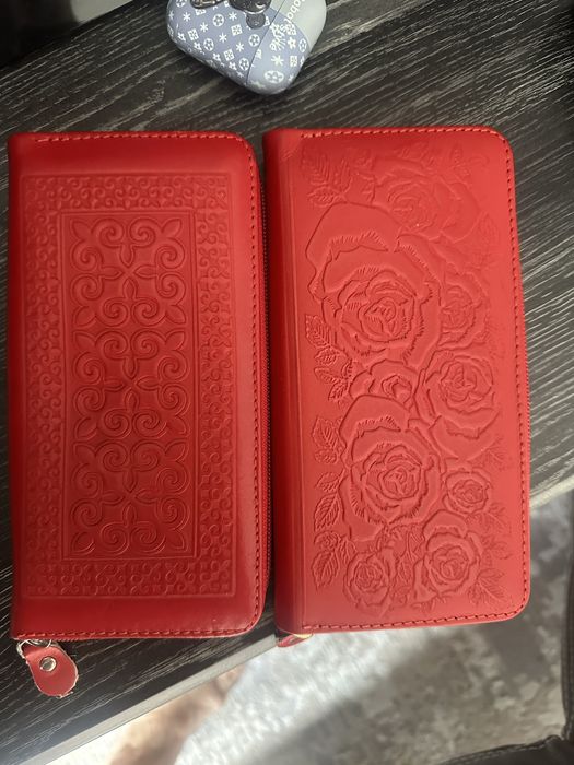 Продаются 3 женских и 1 мужской кожанные кошельки