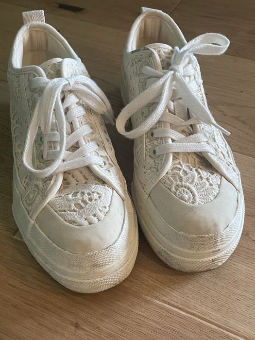 Sneakers areserved 37