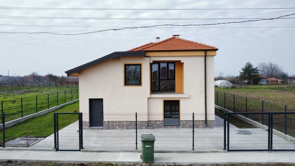 Двуетажна къща - с. Манолско Конаре | Отлична локация