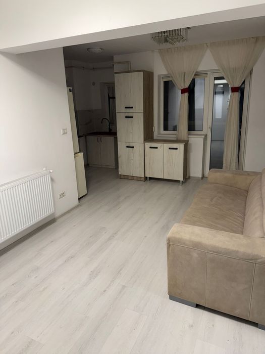 Închiriez apartament