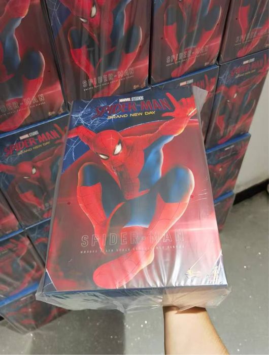Человек-паук Spider-Man фигурка Hot Toys
