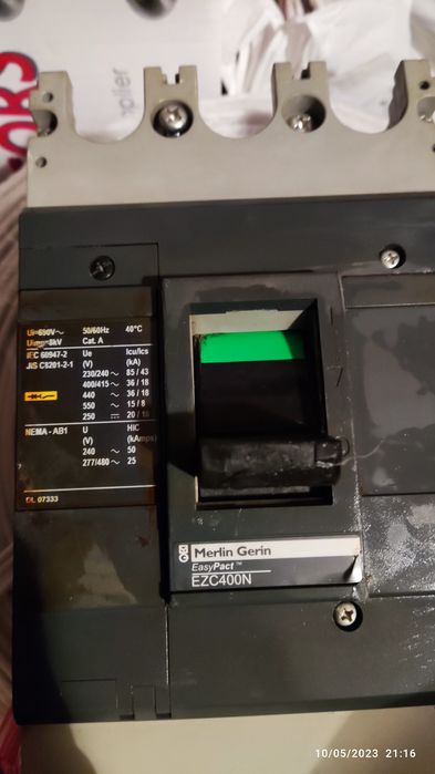 Автоматичен прекъсвач Merlin Gerin-Azc400N и Azc 100N