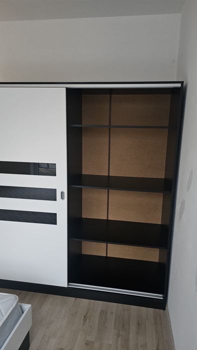 Продава се гардероб с плъзгащите се врати