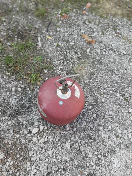 Малка газова бутилка в добро състояние благодаря малко употребяван