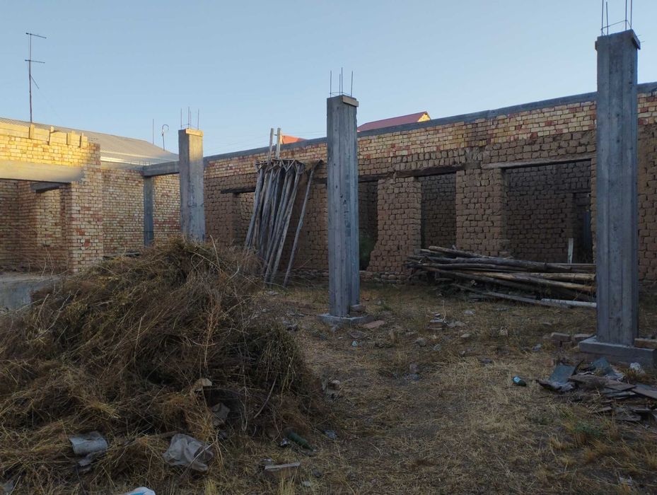 Yer, 6 sotix 2 xona uy bilan oxirigacha bitmagan