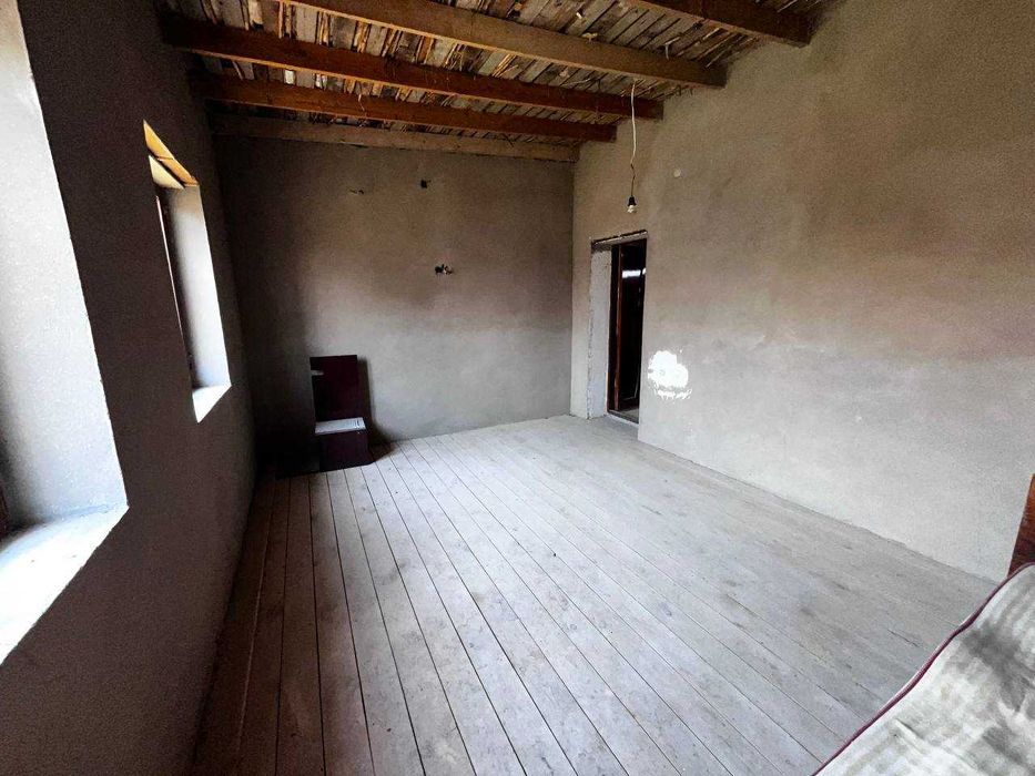 (Ховли) сотилади!!
Манзил:  Жарқўрғон тумани  “Пахтазавод махалласи