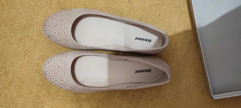 Balerini roz pal cu pietriicele