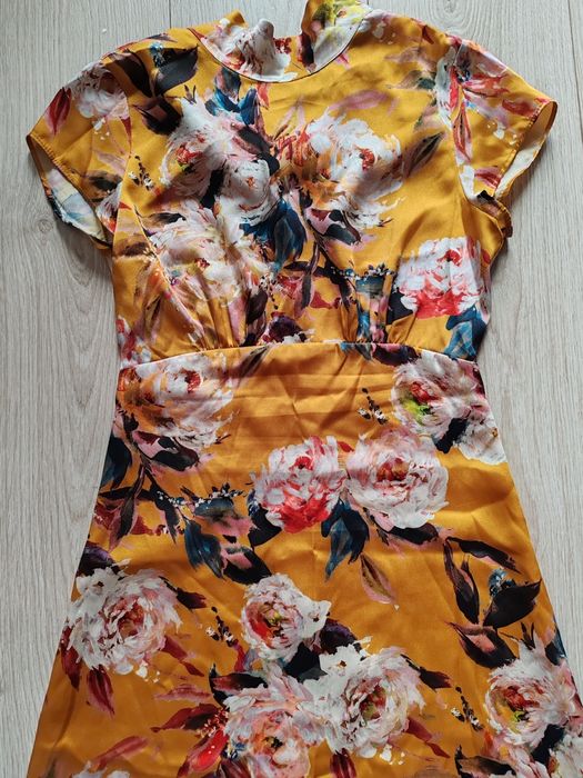 Vând rochie din satin noua