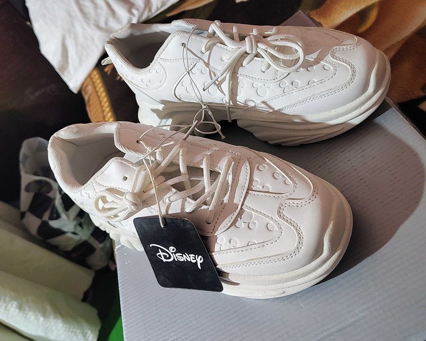 Adidași Disney cine doreste