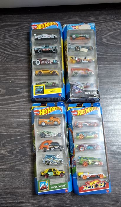 Vînd seturii de  mașinuțe Hot Wheels din metal scara 1 / 64
