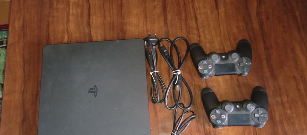 Pleyststiyon  4  slim