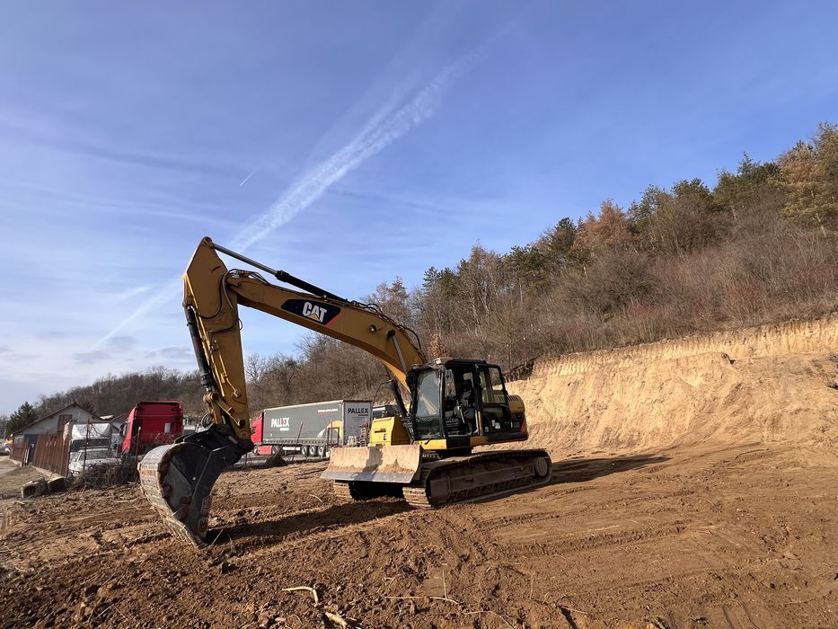 Prestam servicii cu Excavator senile cu lama de 26 tone si cupa 1.3 mc