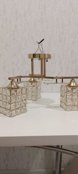 Продам люстру трехрожковая