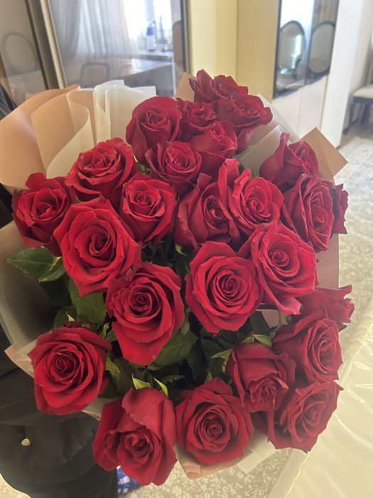 В продаже крассные розы 25 штук