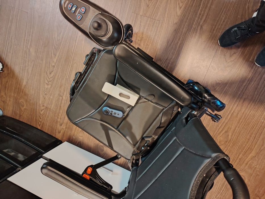 Scaun cu rotile electric, pentru persoane bolnave