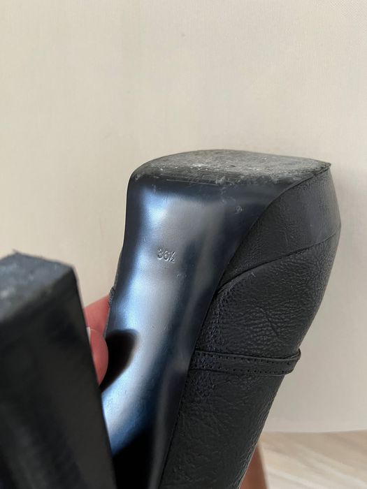 Обувки с висок ток GUESS