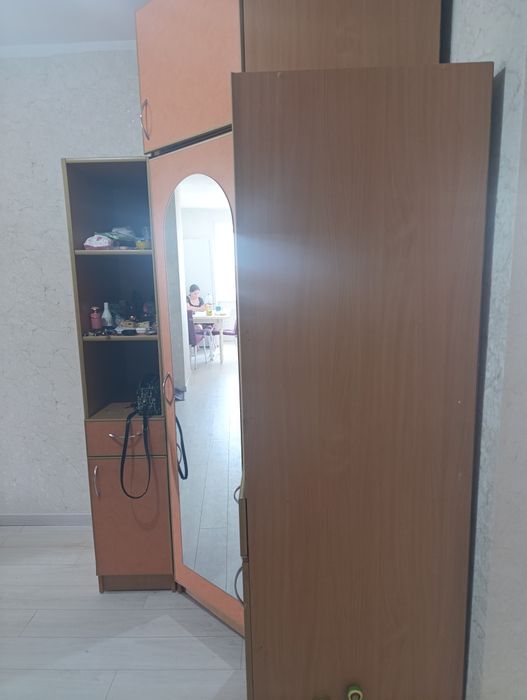 Шкаф с зеркалом и вешалкой