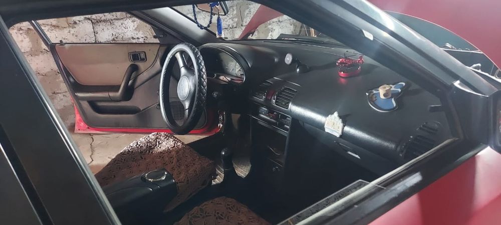 Mazda 323 красная