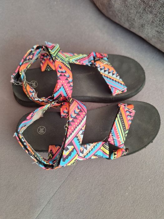 Дамски чехли и сандали