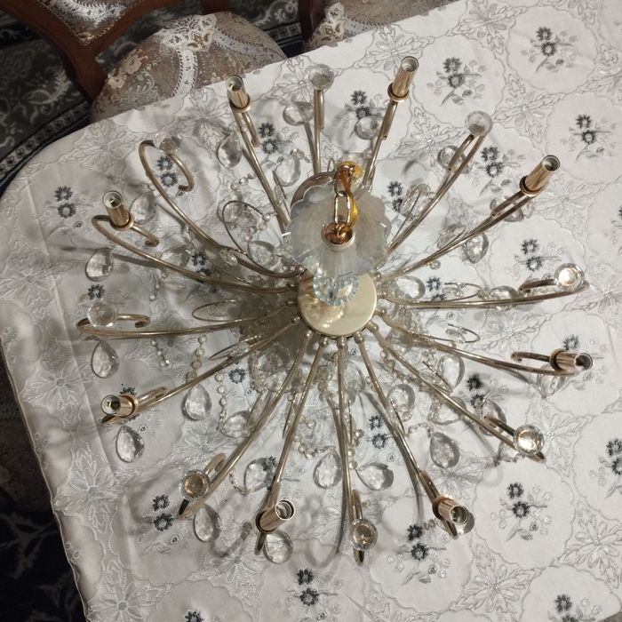 Люстра сотилади.