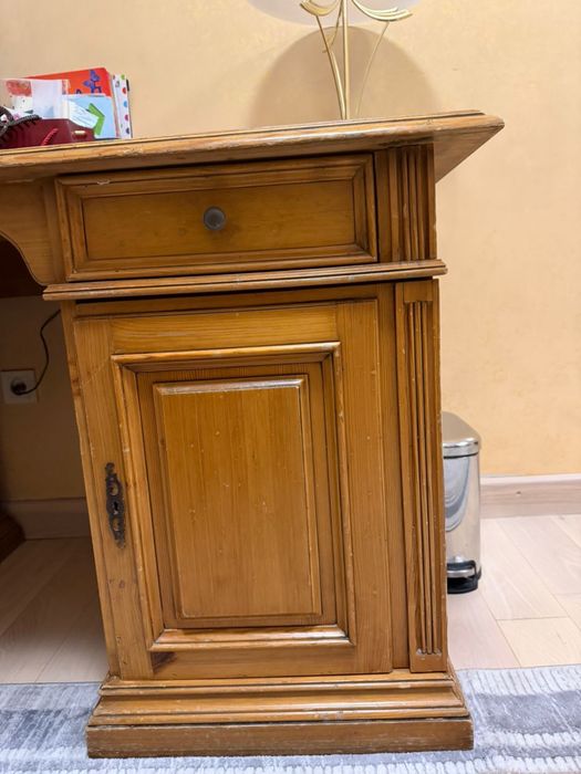 Письменный стол из дерева