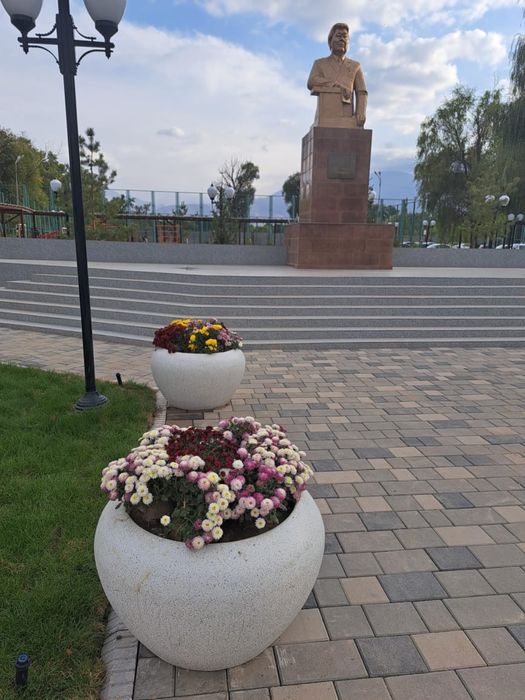 Уличные вазоны из камня